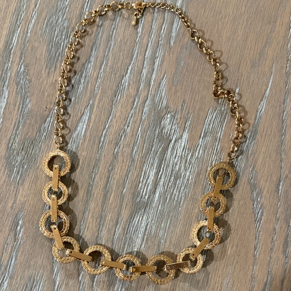 Elegant Gold Chain Link Necklace - Picture 3 of 4